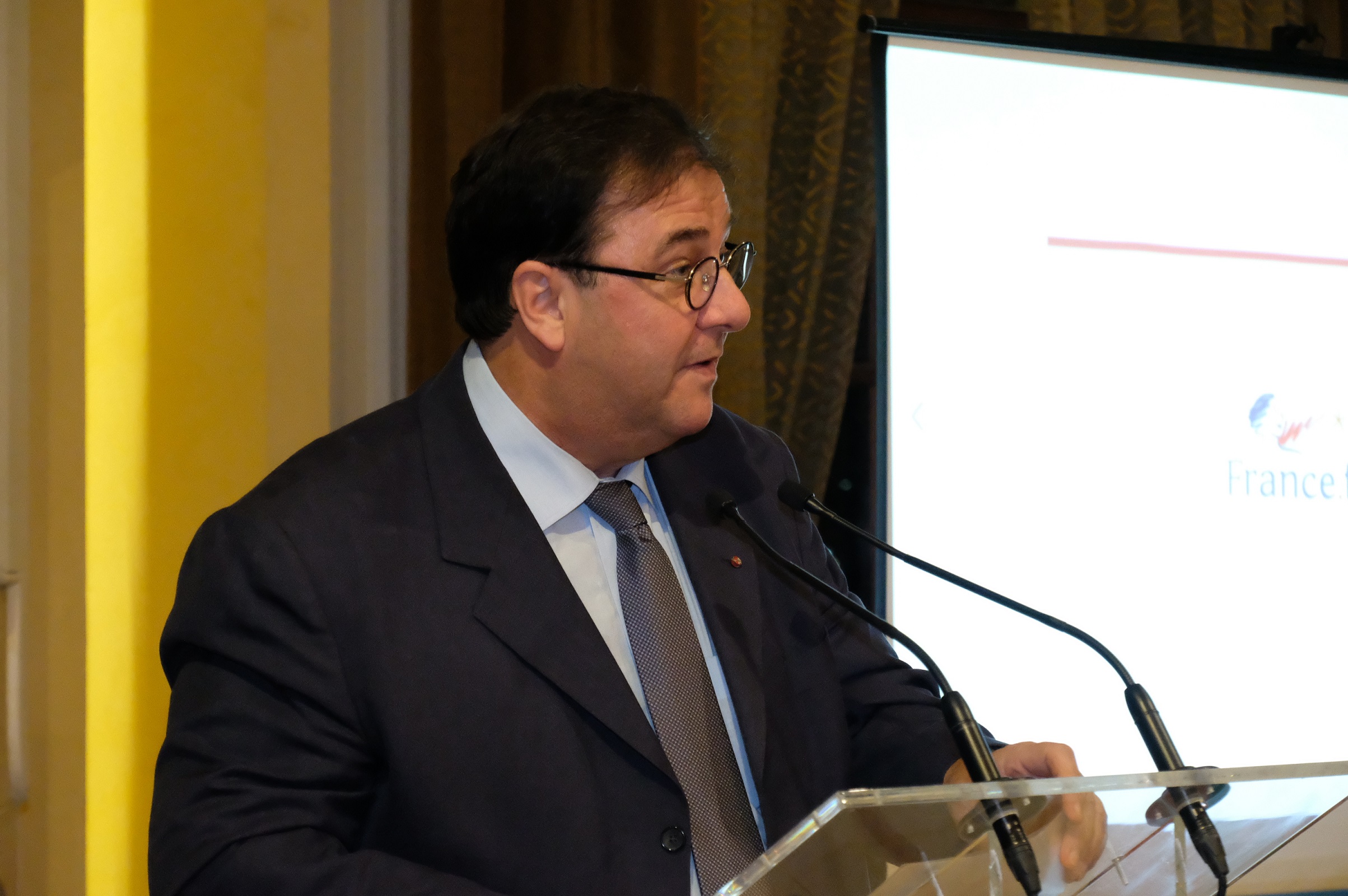 Man wearing suit and eye glasses